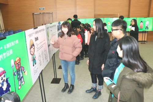 参观获奖作品 摄影记者 盛军